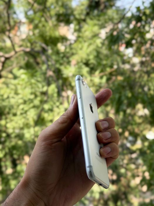 iPhone 7 64 GB.  .