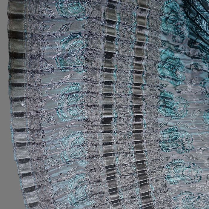 Zadie veche zona Cluj cu fusta de matase plisata, costum popular Cluj