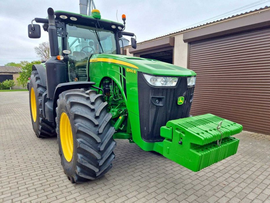 John Deere 8260R