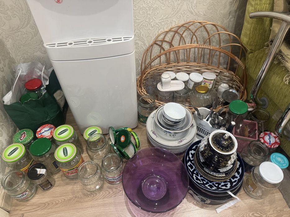 Разная посуда,тарелки,ложки,вилки,хрусталь и другое