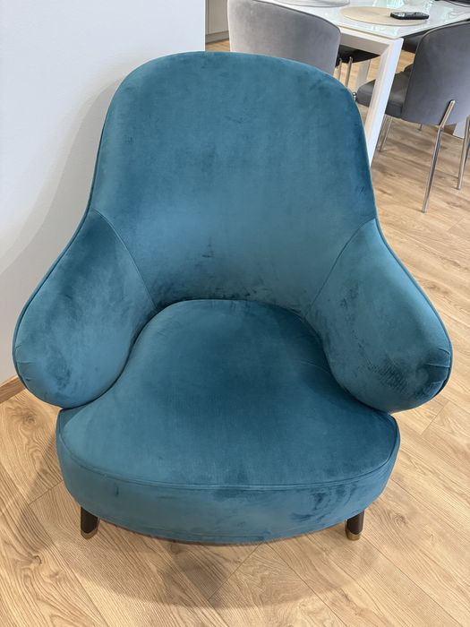 Удобен диван с кресло