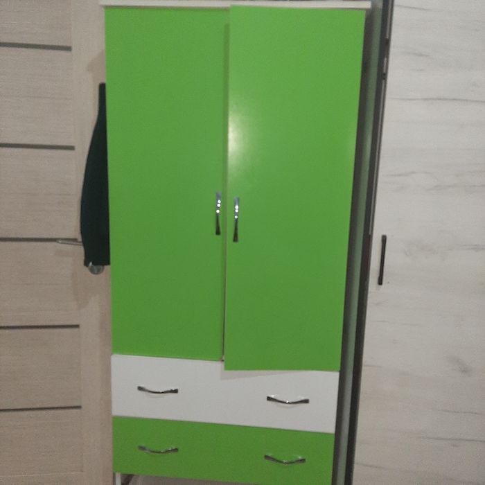 спалний горнитур,  детский шкаф и парта с стулчикам состаяние хорошо