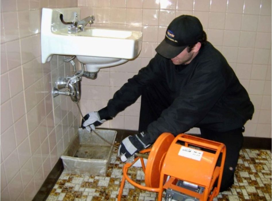 Сергели сантехник устранение засора конализации. Чистка труб ремонт