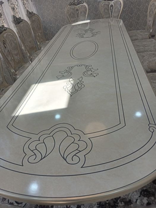 Стол стул на 16 персон.