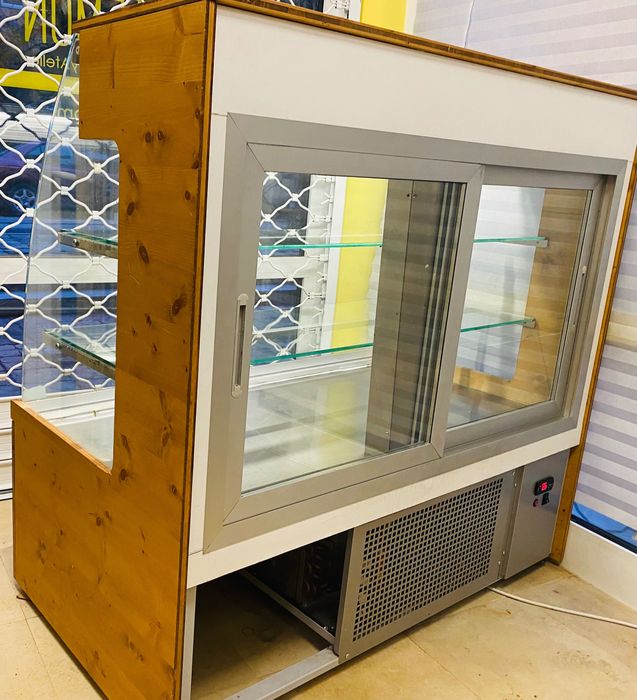 Сладкарска витрина