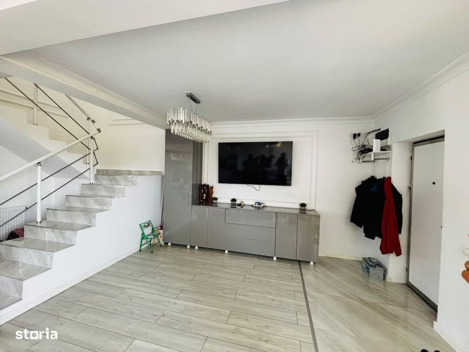 Casă 3 camere, 2 etaje, curte împrejmuită