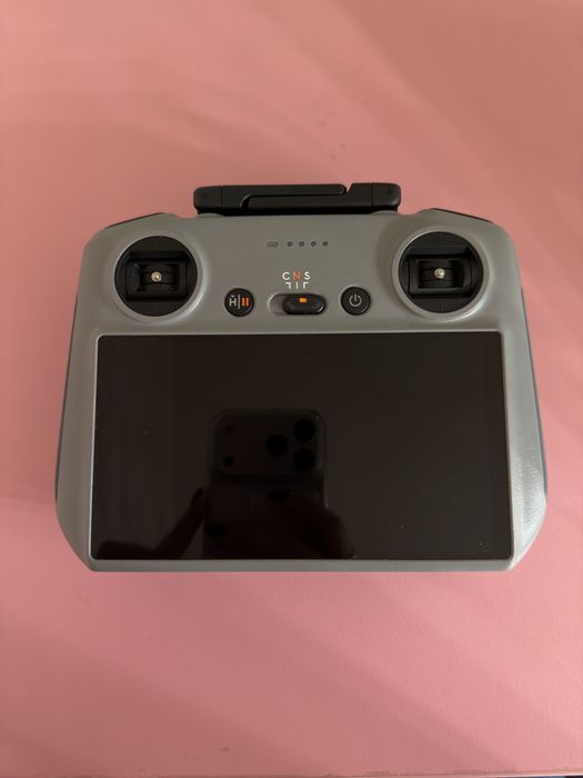 Продавам дрон DJI mini 4 pro