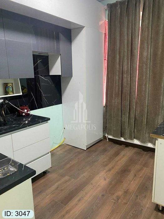 sharq 1 kivi magazin tarafda 1 xona kvartira sotiladi №3047