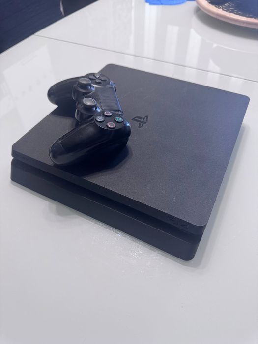 Playstation 4 с 8 игри и джойстик