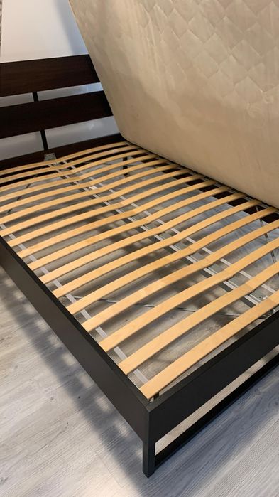 Pat 140x200 cu somiera ,ca nou pentru detalii mesaj