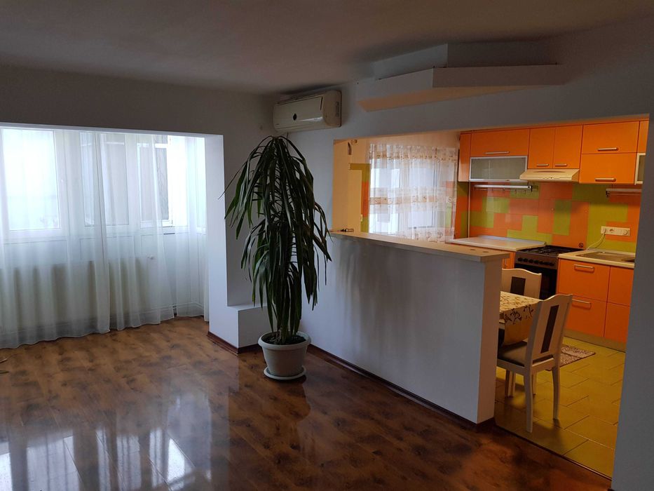 Inchiriez apartament cu 4 camere in Zamca