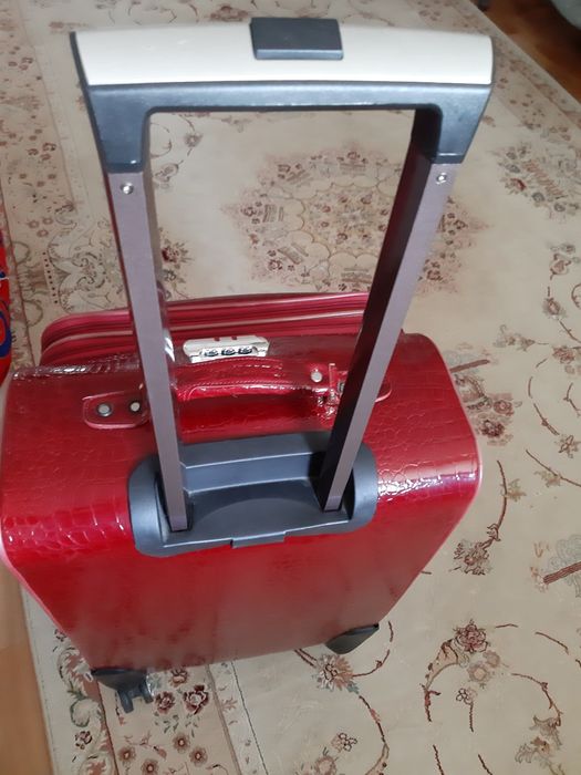 Чемодан большой на колесиках