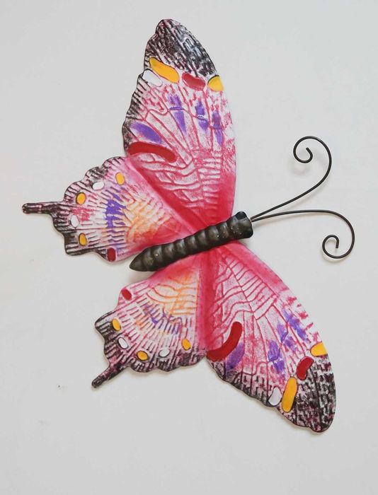 абстрактна картина и метални пана различни видове