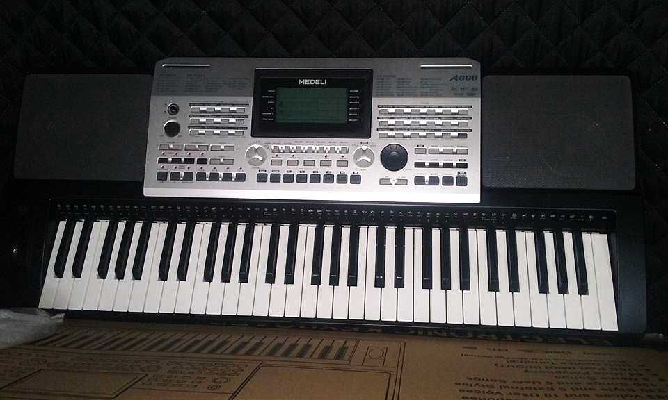 Keyboard/Orga Medeli A800 + stand inclus – stare excelentă