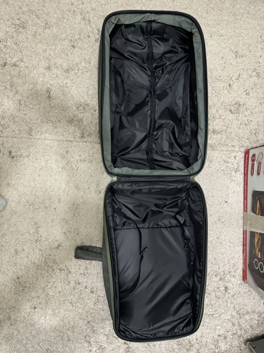 Б/у чемоданы в разных состояниях