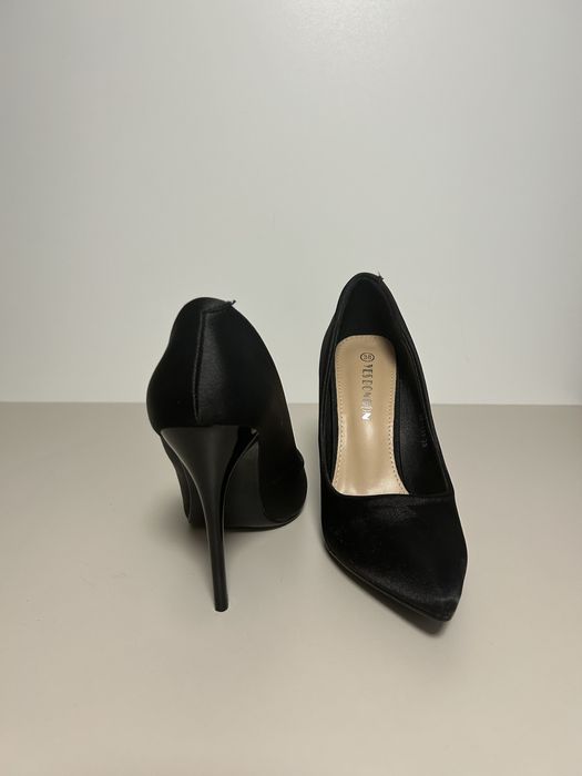 Черни високи обувки