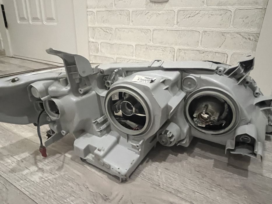 Продам фары Тайота