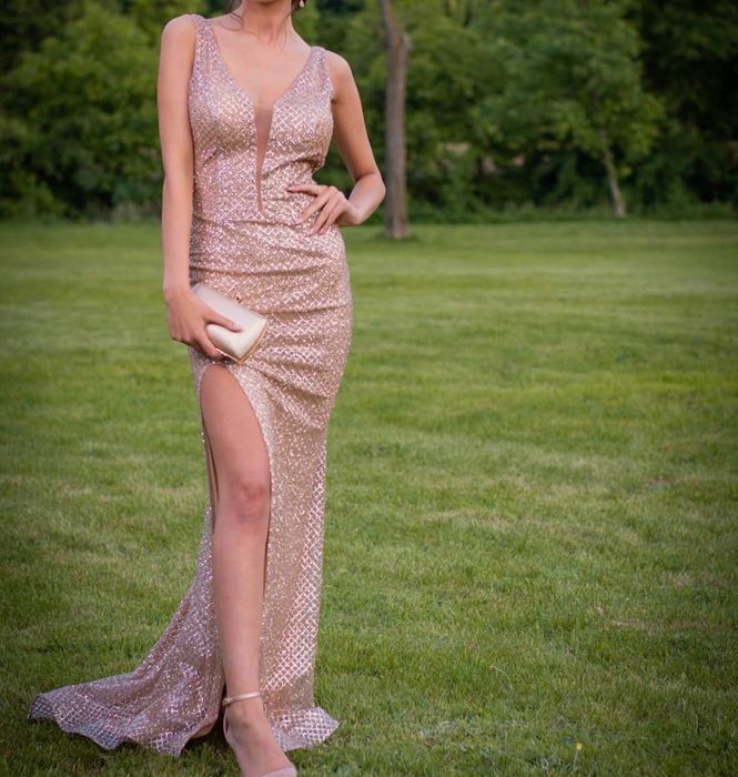 Бална рокля с гол гръб и цепка