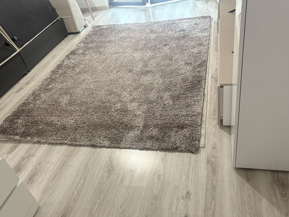 Vand covor latos 300 lei dimensiuni 270 latime cu 200 lungime culoare marou