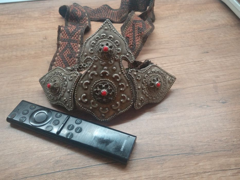 Продавам антикварни сребърни пафти с филигран и червен корал