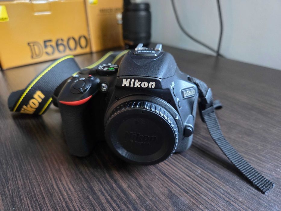 Aparat Nikon D5600 + 18-140mm + 35mm f/1.8G + accesorii