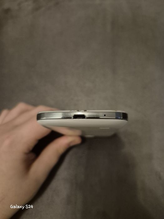 Samsung s4 mini cu urme de burn in + husa s view