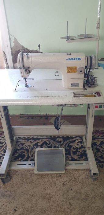 Averlok va mashinka sotiladi