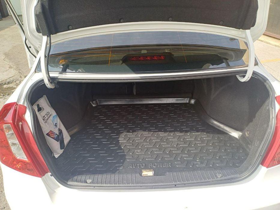 Белая ласетти жентра