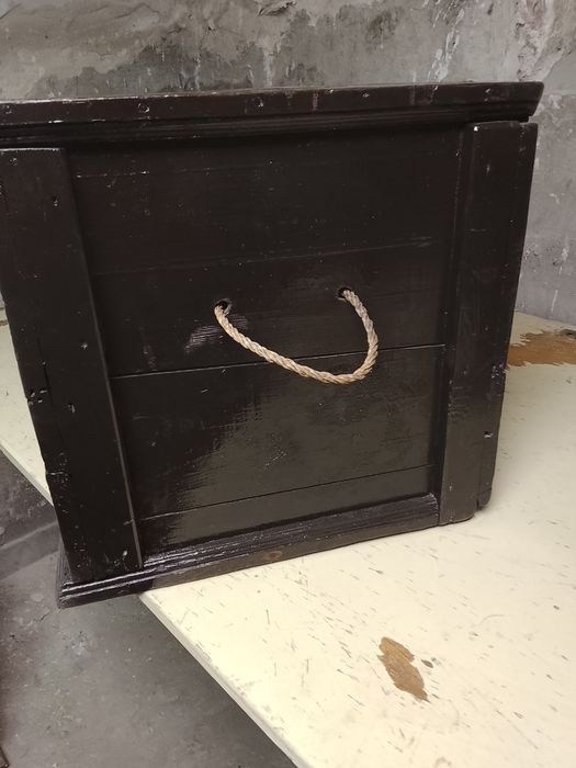 Реновиран дървен сандък