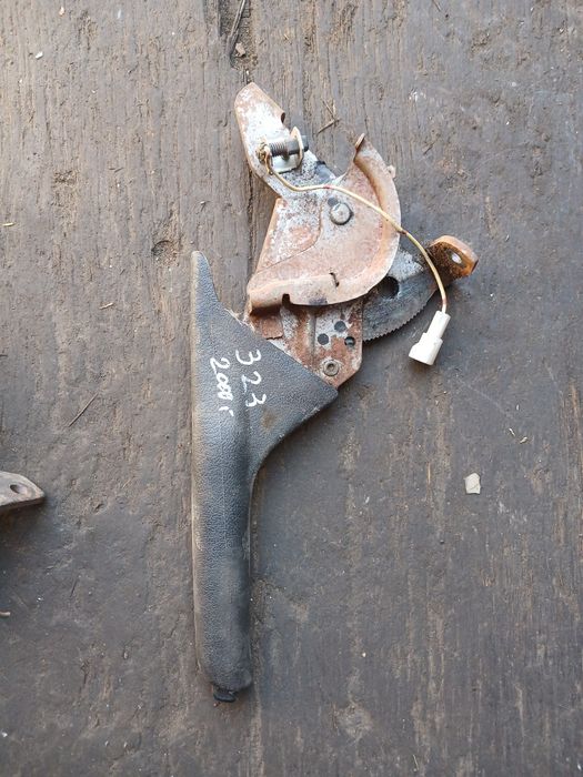 Ручка ручника Мазда 323 на 2000г