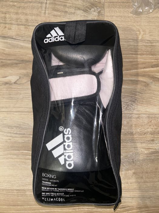 Боксерские перчатки adidas