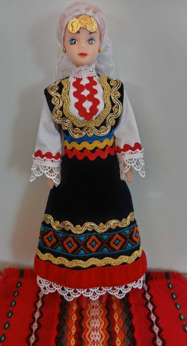 Сувенирна кукла Драгана с Шопска народна носия.