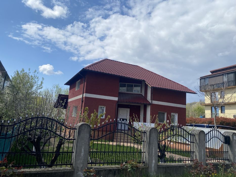 De inchiriat/vanzare casă spațioasă: ideală pentru locuință sau activități comerciale