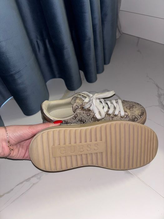 Дамски обувки на GUESS