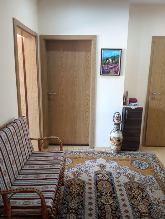 Продава двуетажна сграда жилище и два търговски обекта