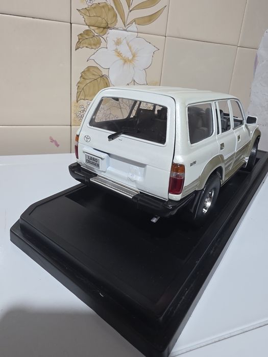 Toyota land cruiser (1:18)