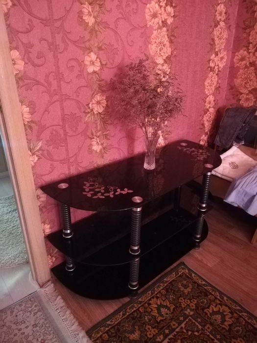 Стеклянный стол под телевизор