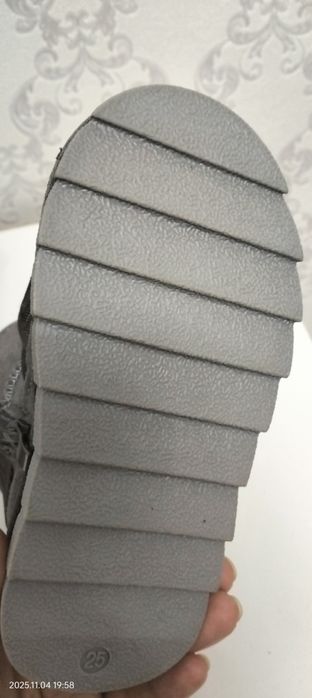 Продам детскую обувь