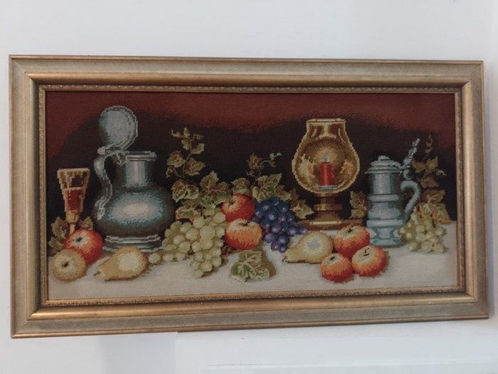 Superb goblen ,lucrare încadrată într-o ramă din lemn masiv sculptata,