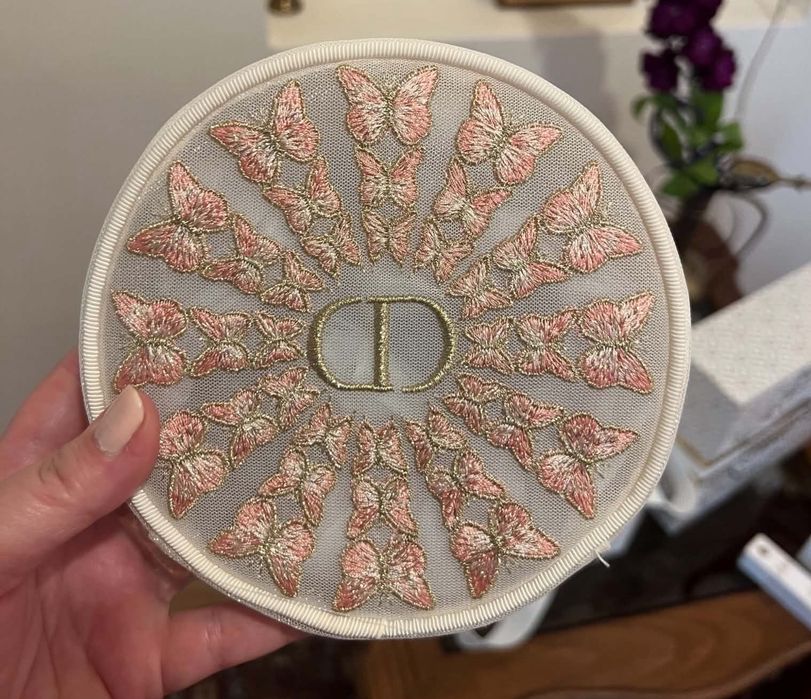 Нов кръгъл козметичен несесер DIOR с пеперуди