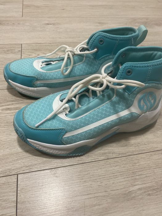 Спортивные кроссовки