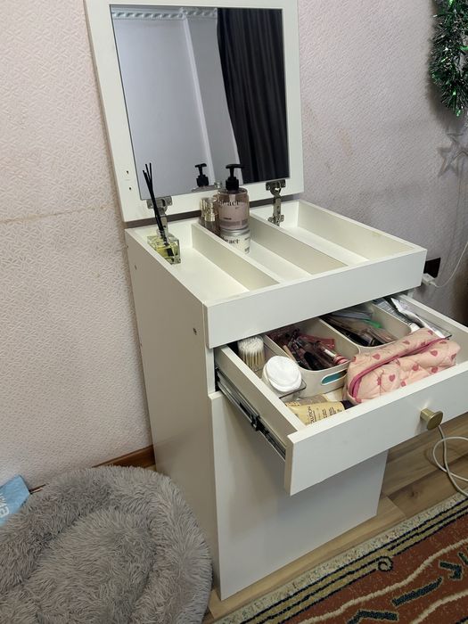 Продам туалетный столик
