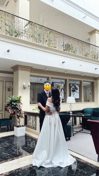 Свадебное платье с вырезом атласное