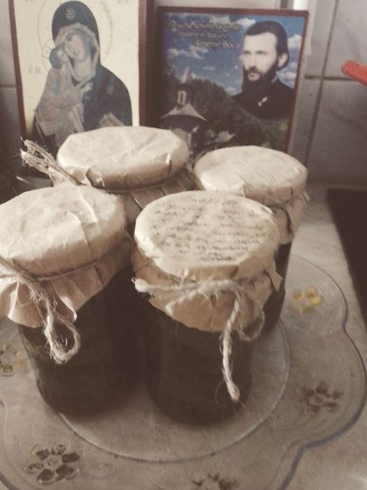 Frunze de brusture puse în alcool de 70 ° C