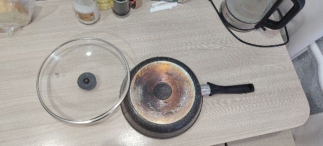 Продам тефлоновую сковороду