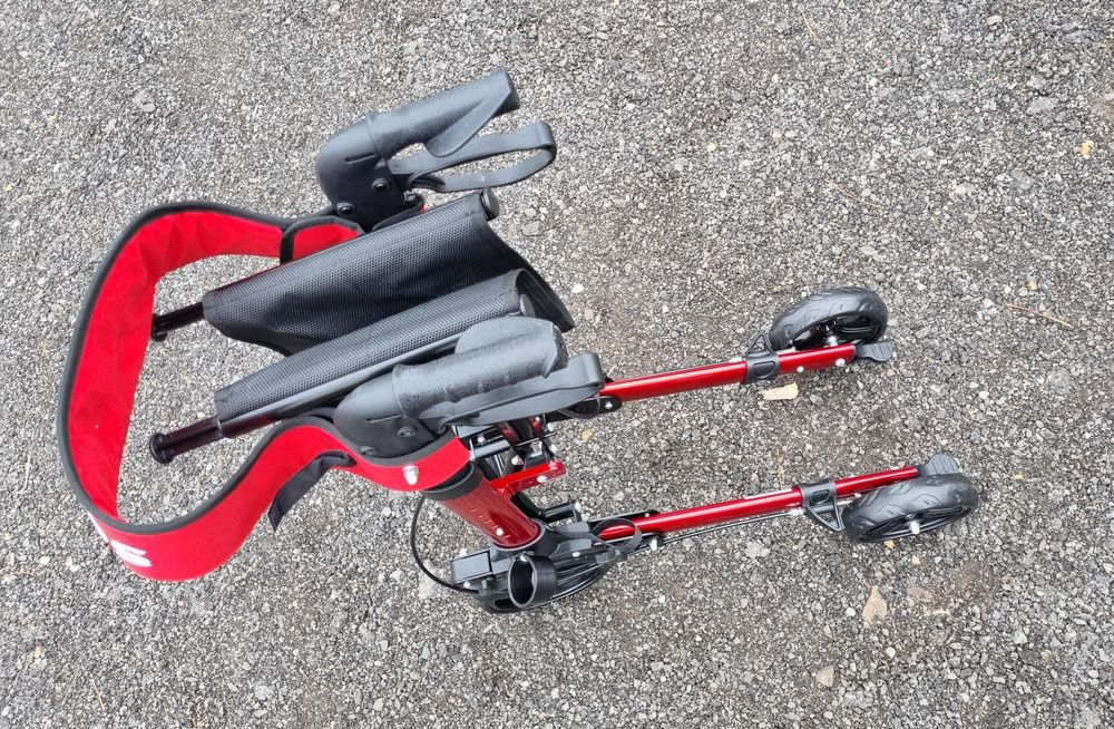 Cadru mergator pe roți persoane cu dizabilități