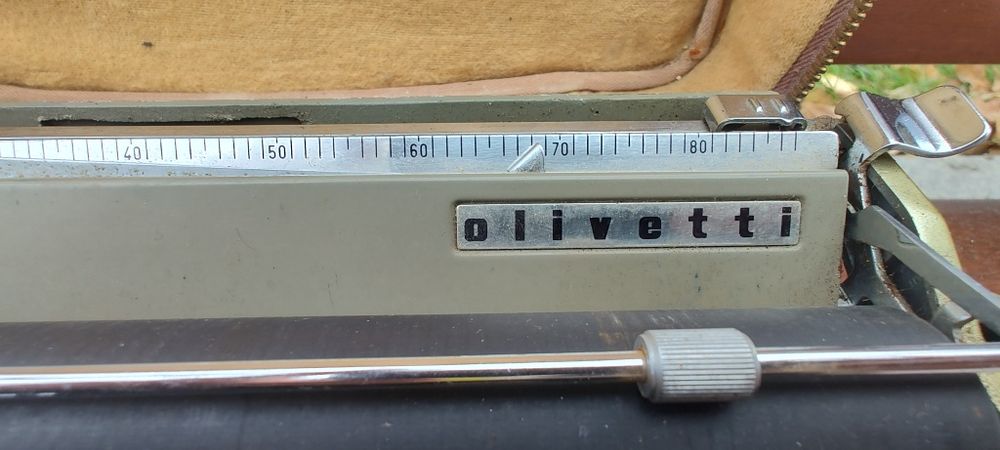 Vând  urgent mașină de scris OLLIVETA LETTERA 22 1949
