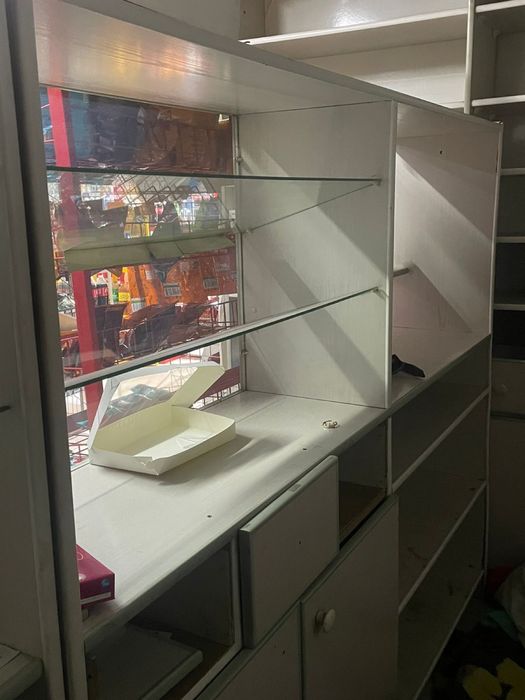 Полки для магазина или аптеки