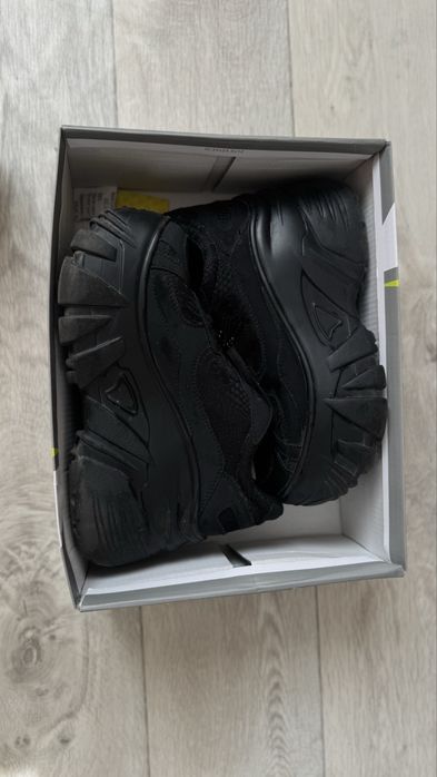 Чёрные кроссовки на платформе