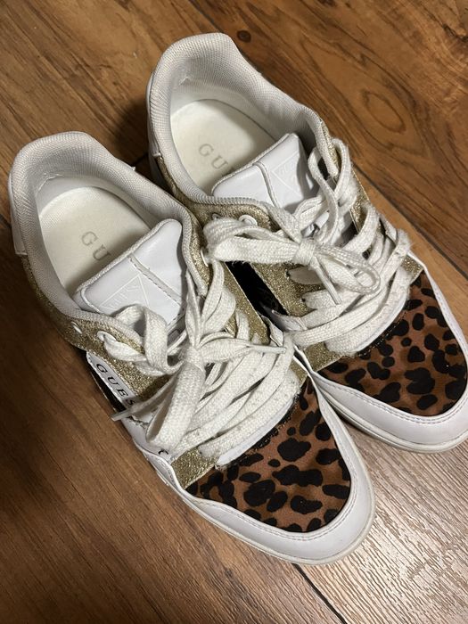 Маратонки Guess.